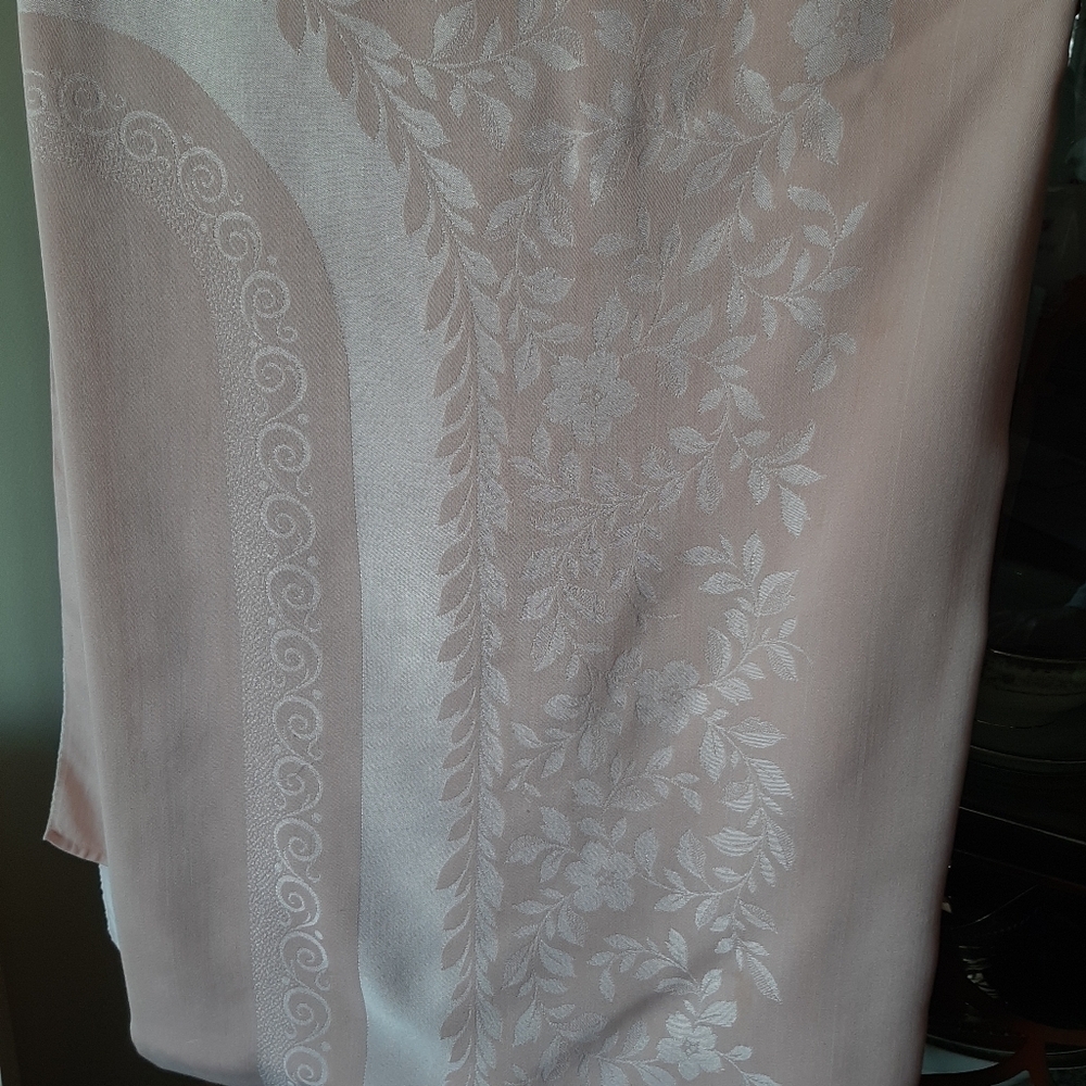 Vtg Damask Pastel Pink Tablecloth and 6 Piece Napkin Set. - Picture 7 of 11